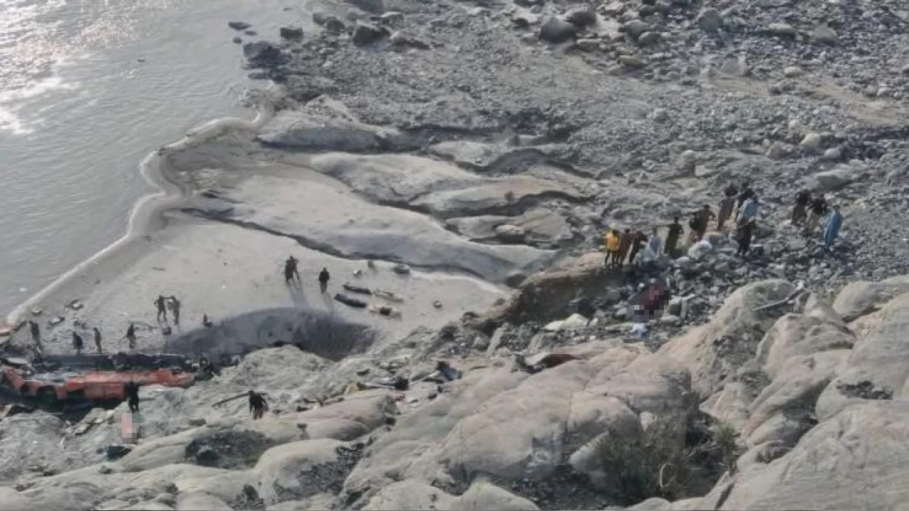 Pakistan'da otob�s vadiye u�tu: 20 �l�