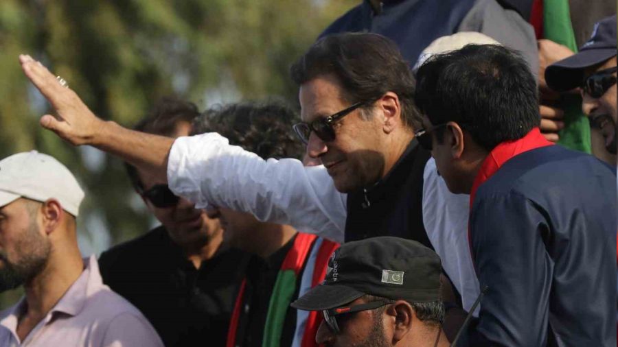 Pakistan'ın eski Başbakanı Khan hakkında iki tutuklama emri