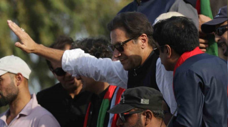Pakistan'ın eski Başbakanı Khan hakkında iki tutuklama emri