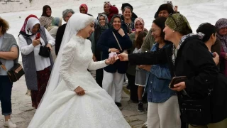 Pamukkale'ye giden ift iin turistler tak kuyruu oluturdu
