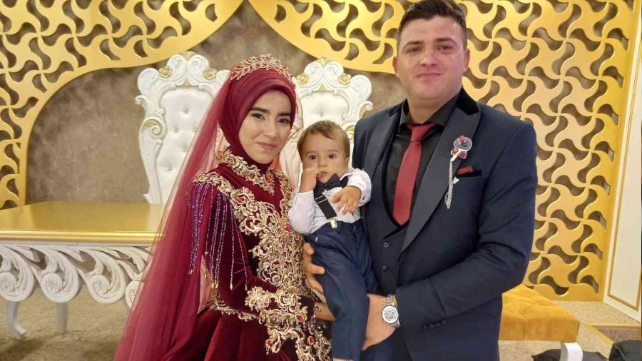 Pandemide yapamadıkları düğünü 1,5 yaşındaki çocuklarıyla yaptılar
