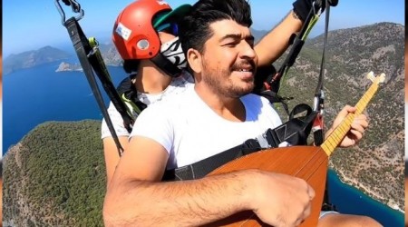Paraşütle saz çalıp Neşet Ertaş'ı andı