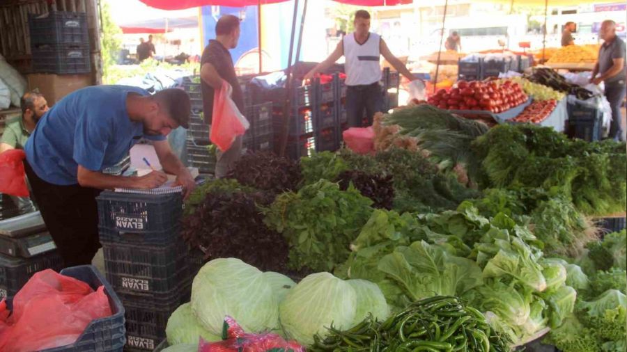 Pazarda �al���rken tezgah arkas�nda ald��� notlarla kitap ��kard�