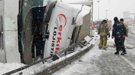 Pendik'te tır devrildi