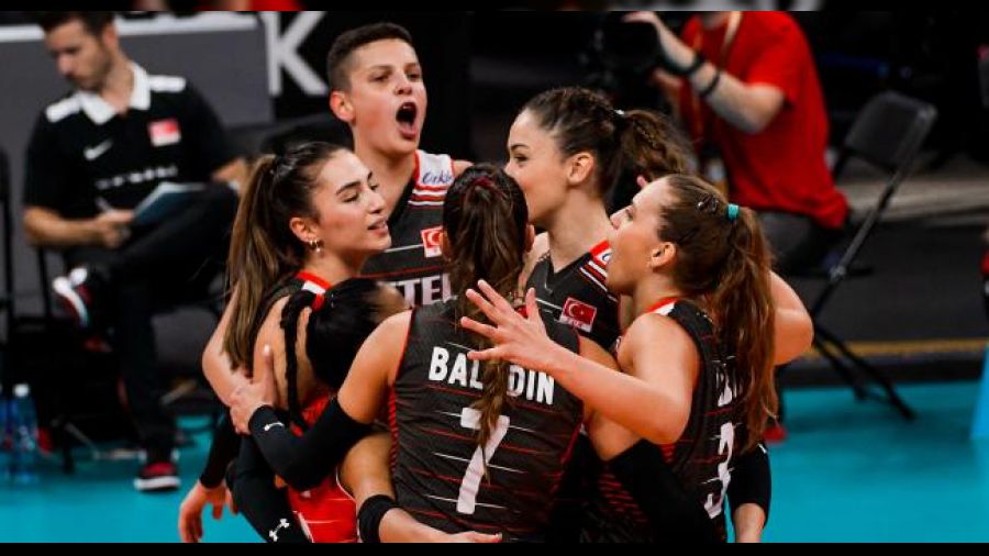 Periler, ilk galibiyetini set vermeden aldı
