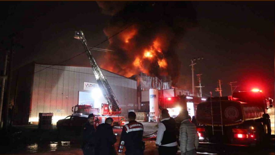 Plastik geri d�n���m fabrikas� alev alev yand�