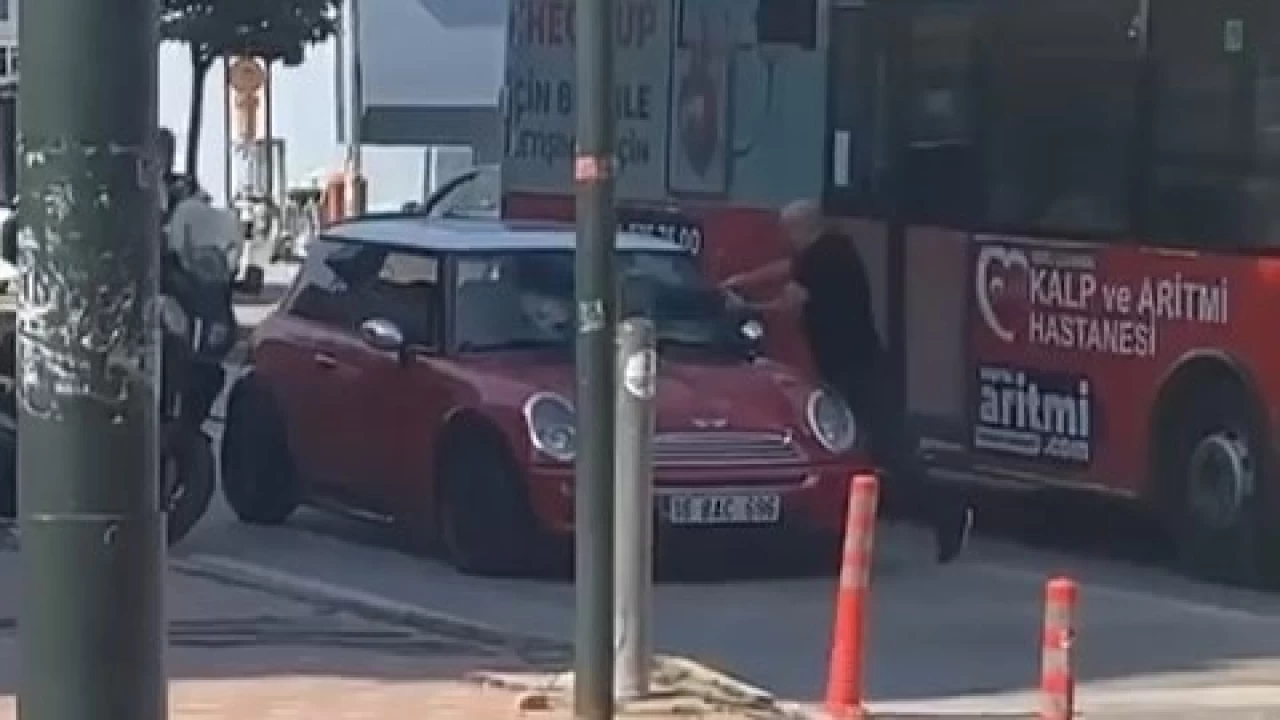 Polislerin ceza yazmasına sinirlendi, aracını parçaladı