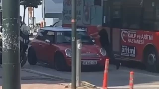 Polislerin ceza yazmasına sinirlendi, aracını parçaladı