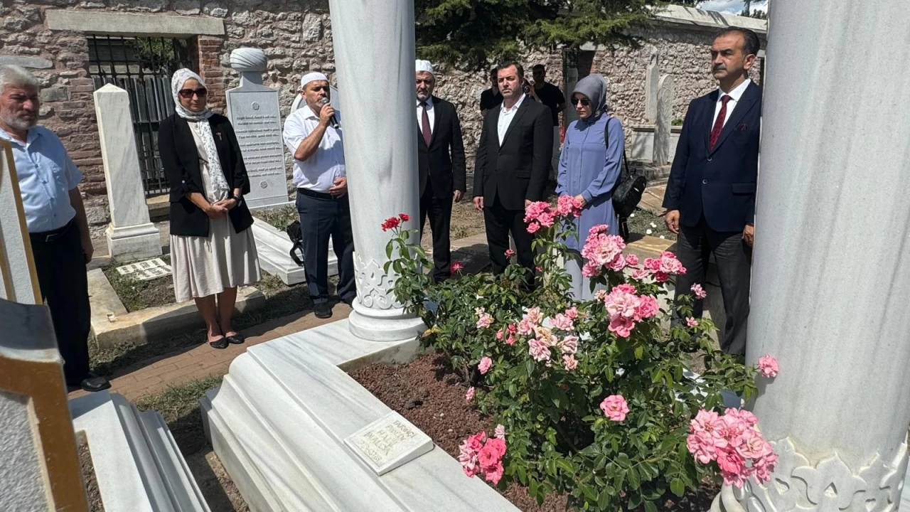 Prof. Dr. Halil �nalc�k mezar� ba��nda an�ld�