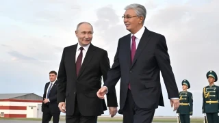Putin resmi ziyaret için Kazakistan'da