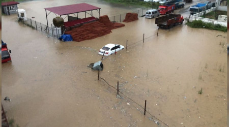 Rize'de yollar göle döndü, iş yerlerini su bastı