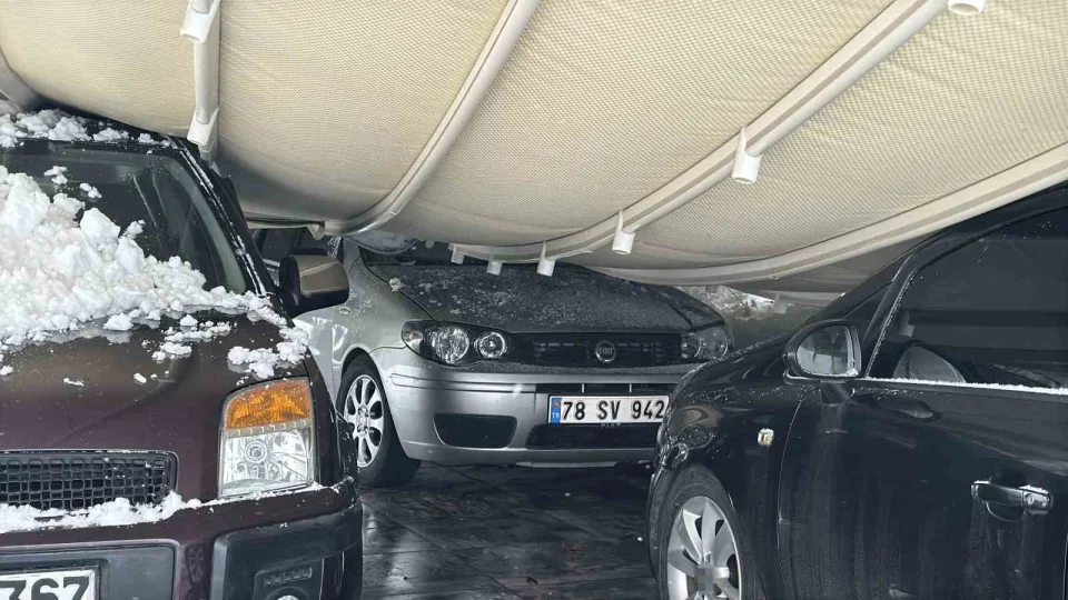 Safranbolu'da kar a��rl��� garaj� ��kertti: 3 ara� zarar g�rd�