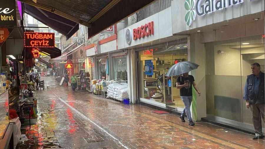Sağanak yağışa hazırlıksız yakalandılar