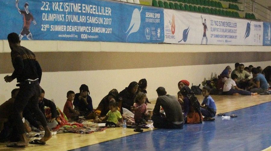 Sa�anaktan etkilenen mevsimlik i��ilere spor salonuna yerle�tirildi