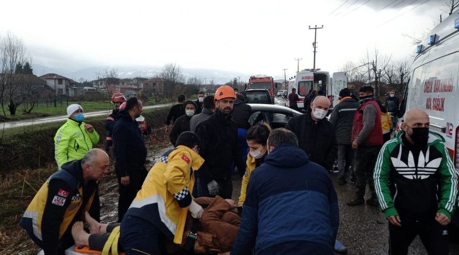 Sakarya'da kazada ortalık savaş alanına döndü