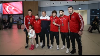 Şampiyon güreşçiler mutlu döndü