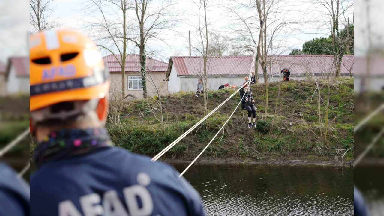 Samsun'da film gibi tatbikat: Selde mahsur kalanlar karadan ve havadan b�yle kurtar�ld�