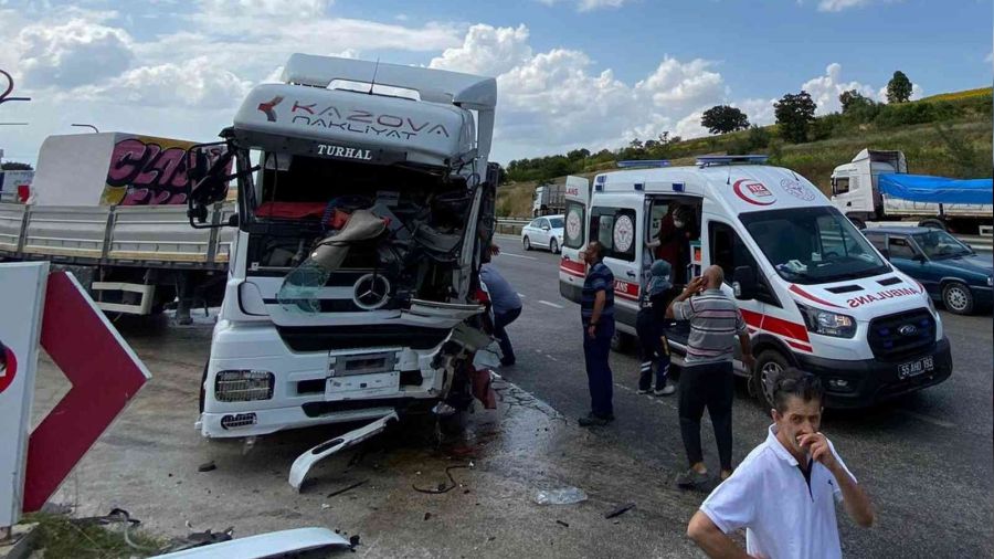 Samsun'da tur otobüsü tırla çarpıştı