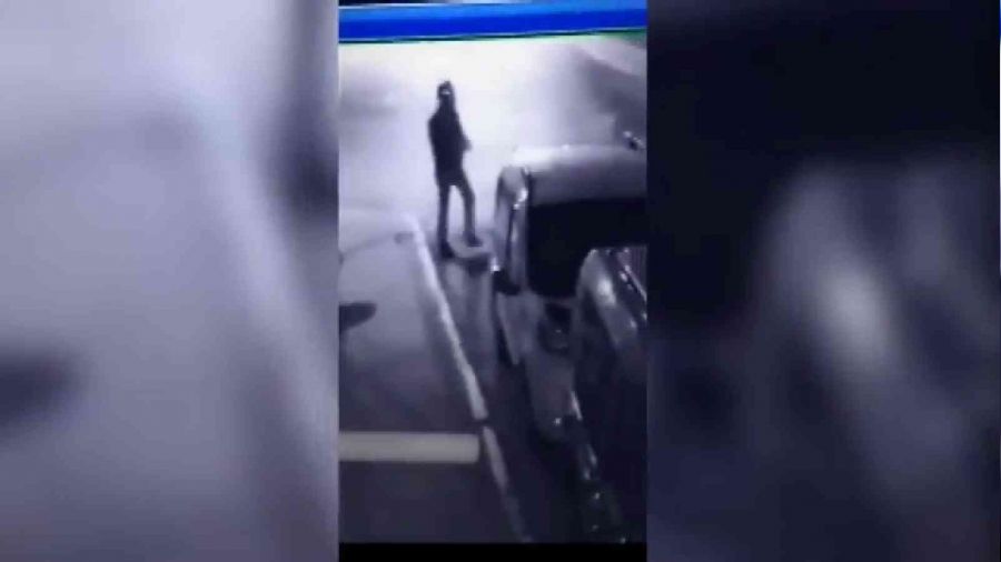 Sancaktepe'de husumetli olduğu kişinin aracını kundakladı.