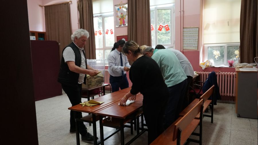 Sand�klar kapand�, oylar say�l�yor 