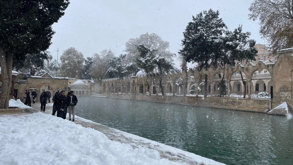 �anl�urfa'daki tarihi Bal�kl�g�l beyaza b�r�nd�