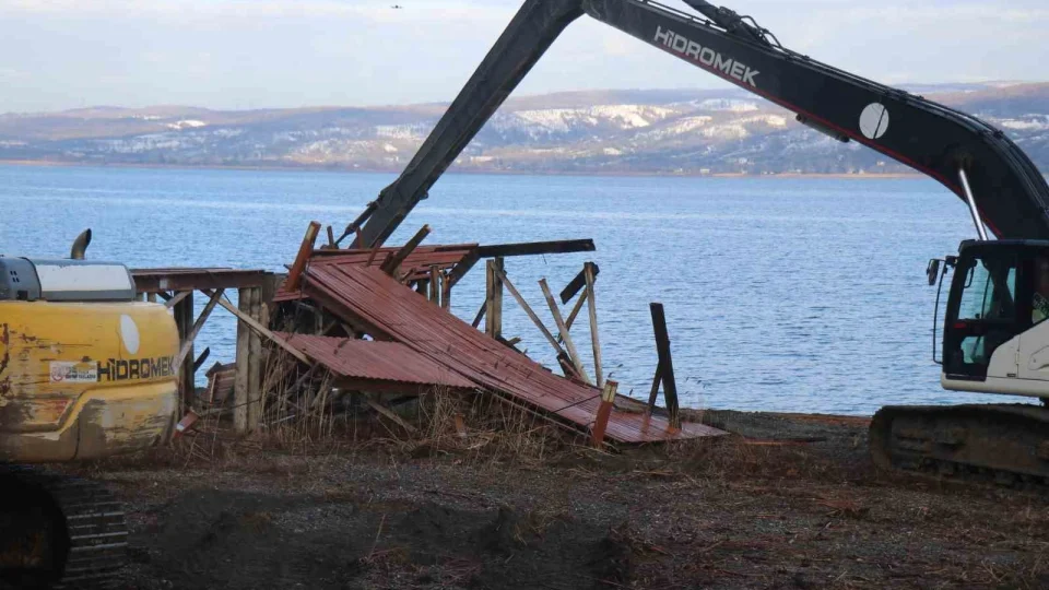 Sapanca g�l� k�y�s�nda ka�ak yap�lar�n y�k�m�na ba�land�