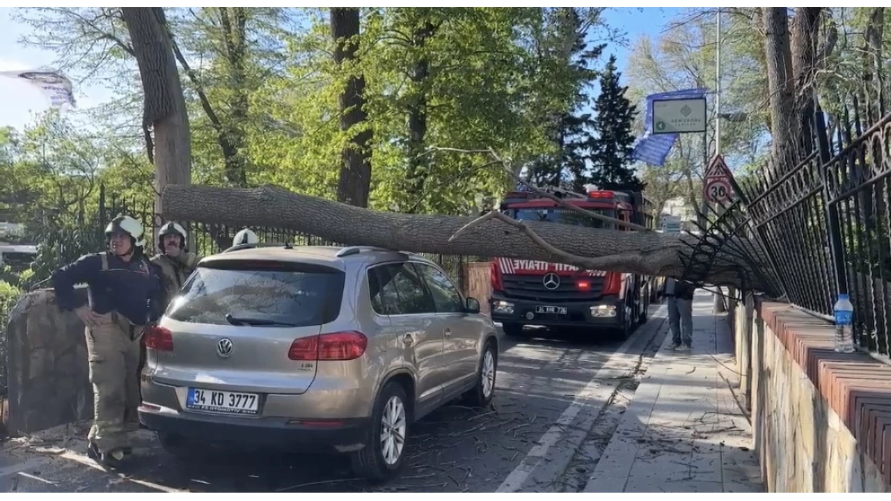 Saryer'de iddetli rzgarda aa otomobilin zerine devrildi