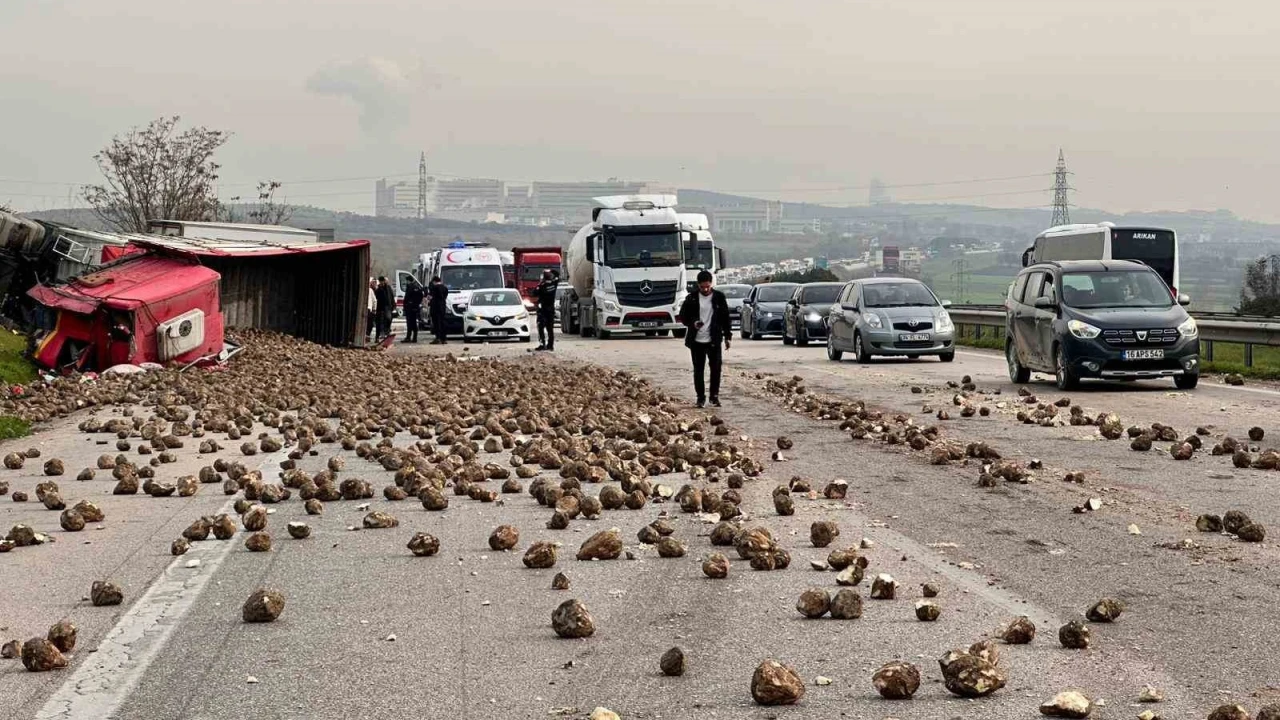 Şeker pancarı yüklü tır 2 araca çarpıp devrildi: 1'i ağır 5 yaralı
