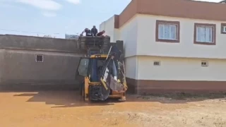 Sel korkusuyla çıktıkları damda mahsur kalan yaşlı çift kurtarıldı