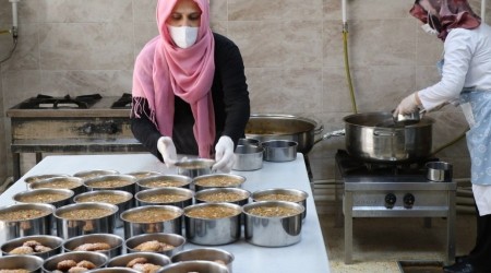 Seralarda yetişiyor aşevinde pişiriliyor