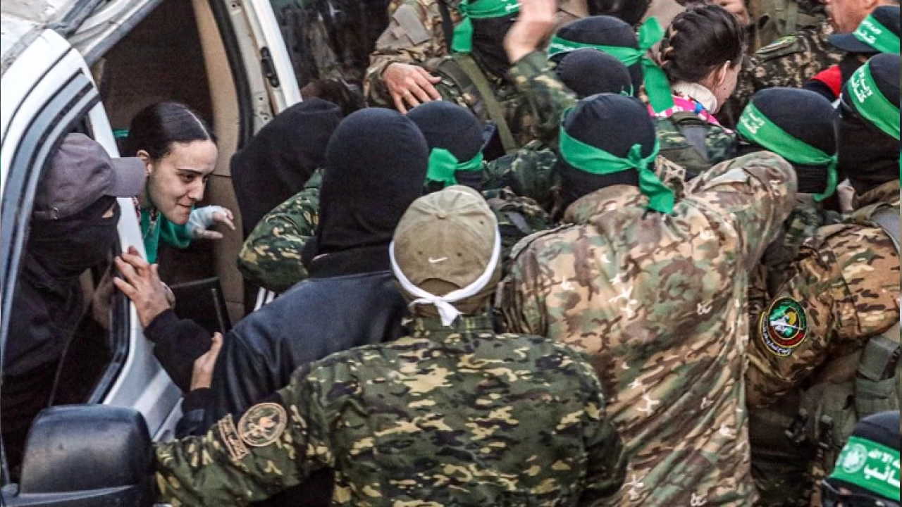 Serbest bırakılan İsrailli kadın askerler, iyi muameleden dolayı Kassam Tugayları'na teşekkür etti