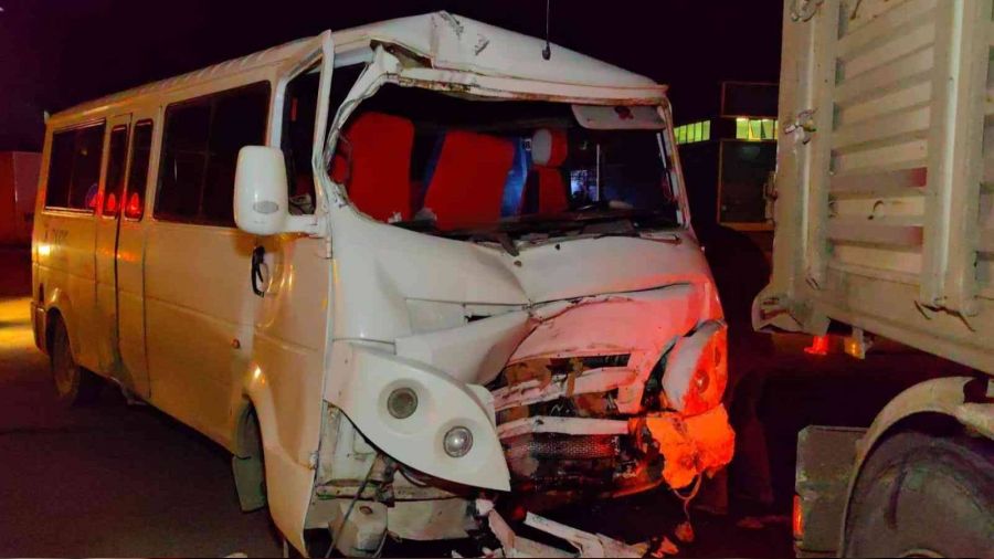 Servis minibüsü tıra çarptı: 6 yaralı