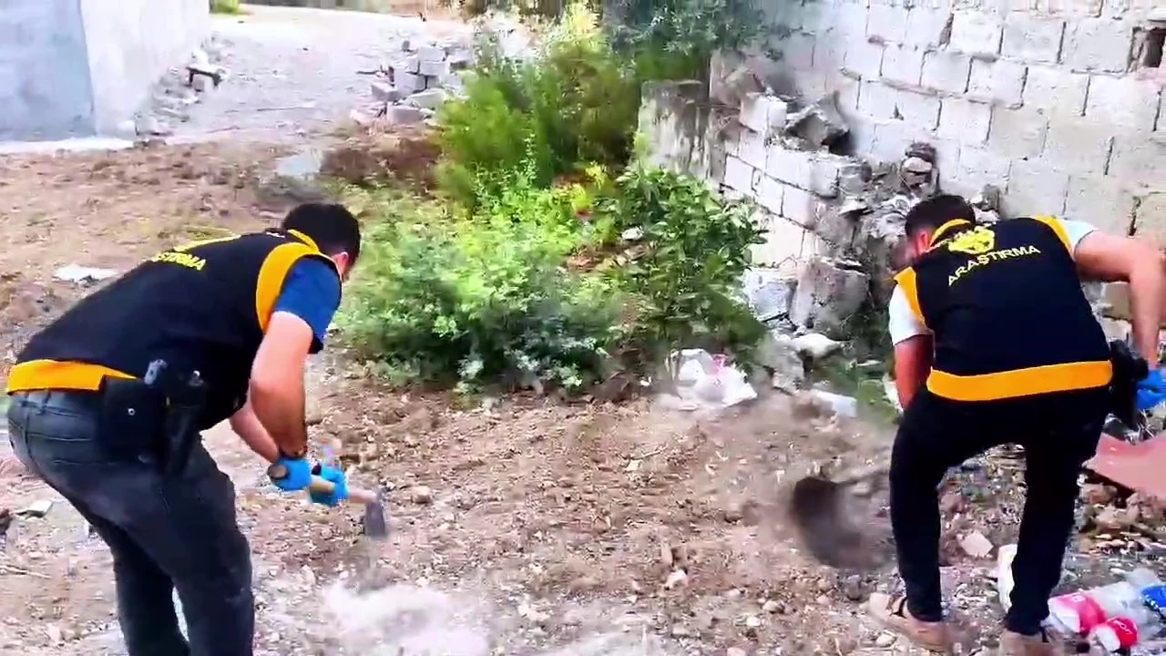 Seyhan'da topra��n alt�ndan cephanelik ��kt�