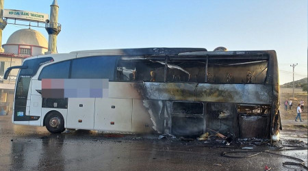 Seyir halindeki otobüs alev alev yandı