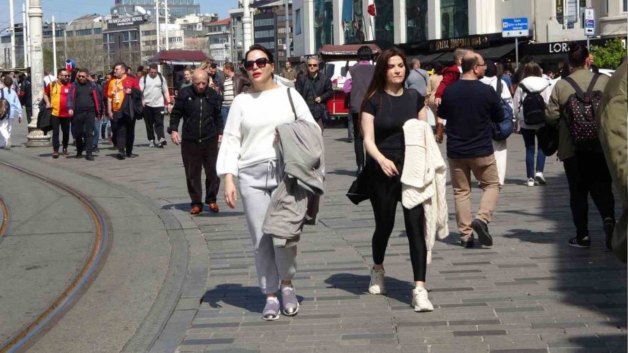 S�cak havay� f�rsat bilenler Taksim'e ak�n etti