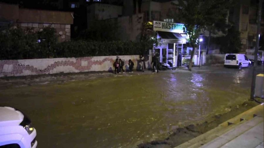 Siirt'te caddeler dereye d�nd�