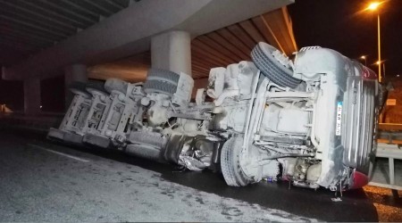 Şile’de hafriyat kamyonu devrildi