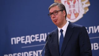 Sırbistan Cumhurbaşkanı, bir yıldan uzun süredir devam eden öğrenci protestoları ve hükümet yolsuzluğu iddialarına ilişkin artan kamuoyu hoşnutsuzluğunun ardından istifa etti