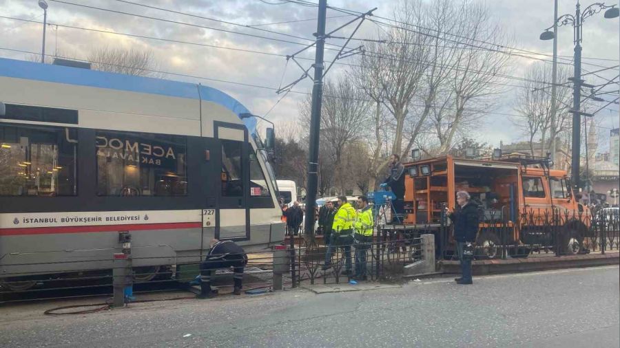 Sirkeci'de tramvay raydan ��kt�