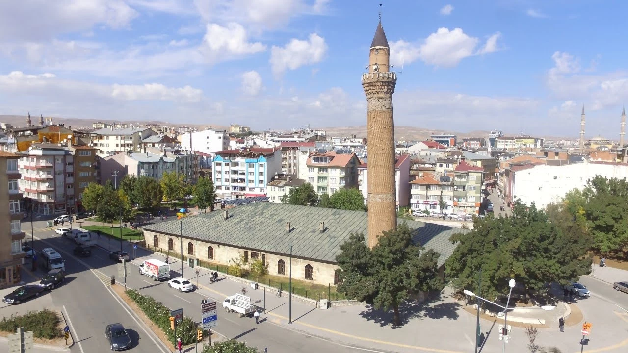 Sivas Ulu Camii: Selçuklu mimarisinin zarif örneklerinden