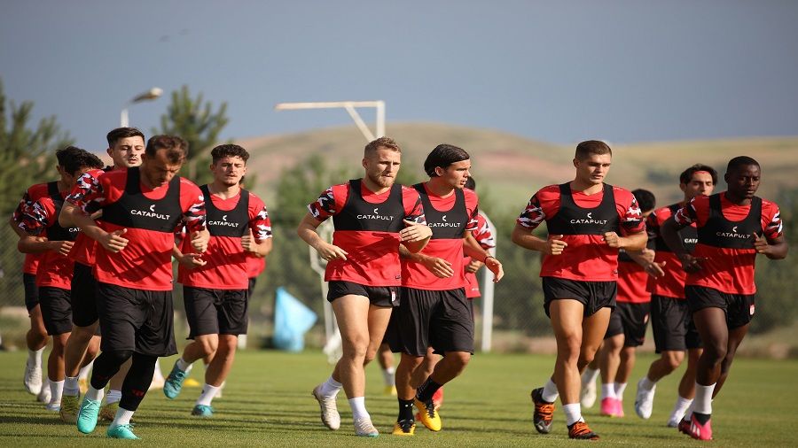 Sivasspor'da g�n�n ilk idman� yap�ld�