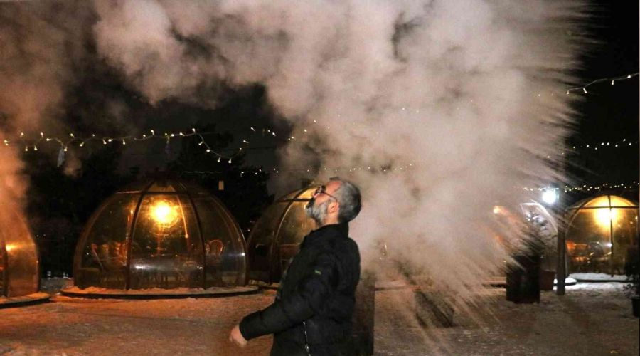 Sivas'ta havaya atılan su buz olarak düşüyor