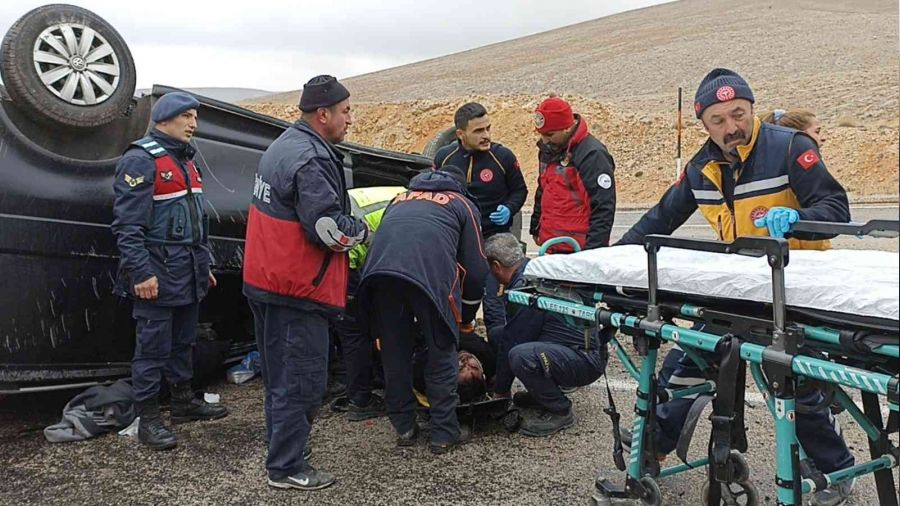 Sivas'ta minibüs takla attı: 4 yaralı
