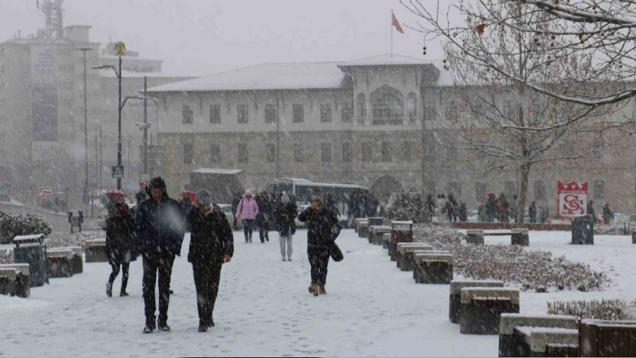 Sivas'ta yo�un kar ya����