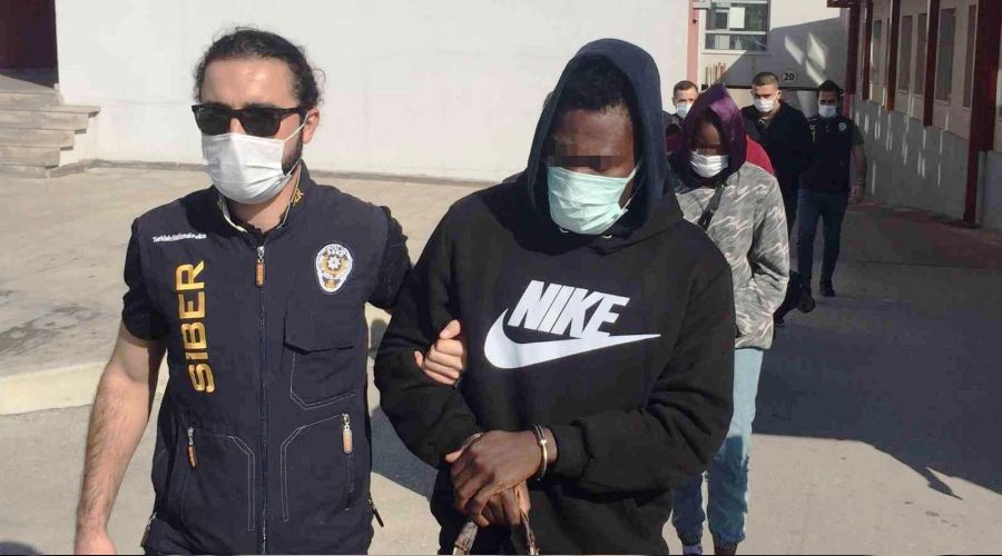 Siyahiler 'futbolcuyuz' yalan�yla doland�rm��