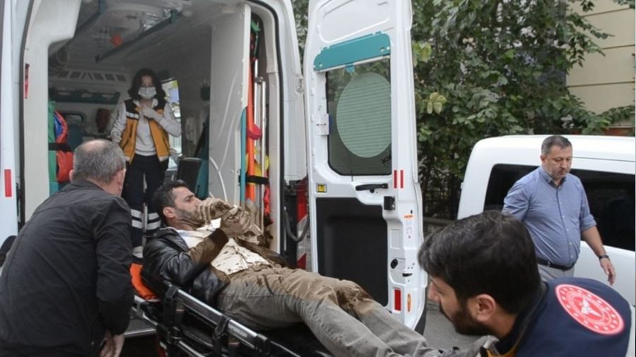 Sokak ortasında 6 yerinden bıçaklandı
