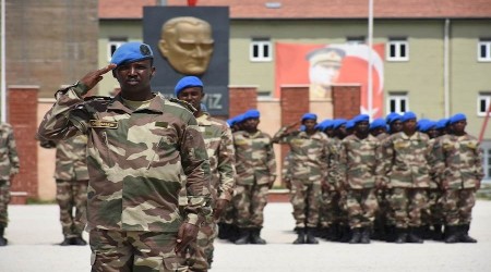 Somalili komandolar Isparta'da eğitimlerini başarıyla tamamladılar