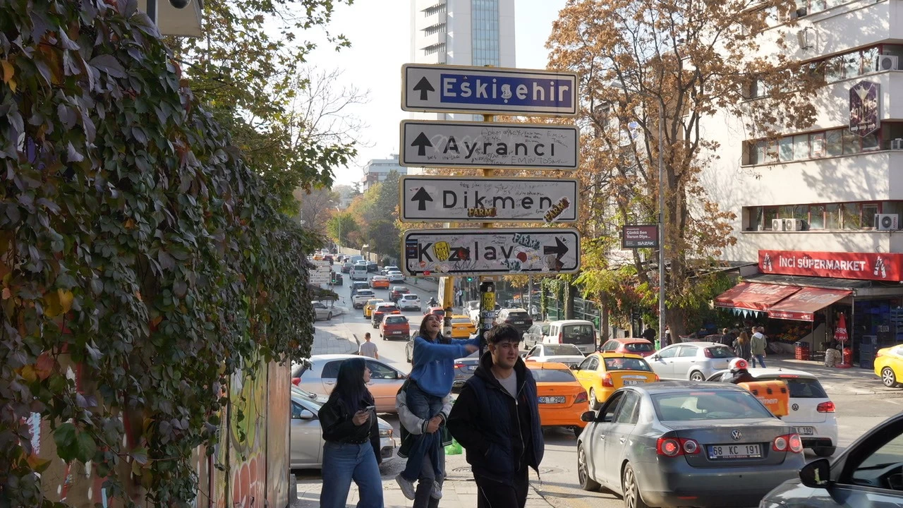 Sosyal medyada viral olan Kızılay tabelası yenilendi