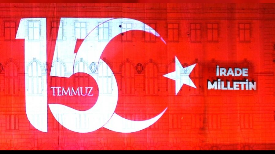 Spor kul�plerinden kahramanl�k ve demokrasi vurgusu
