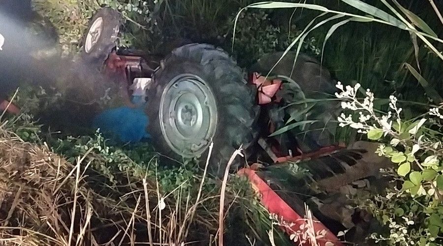 Su kanalına devrilen traktörün sürücüsü hayatını kaybetti